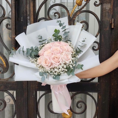 Bó hoa hồng kem dâu mix lá bạc